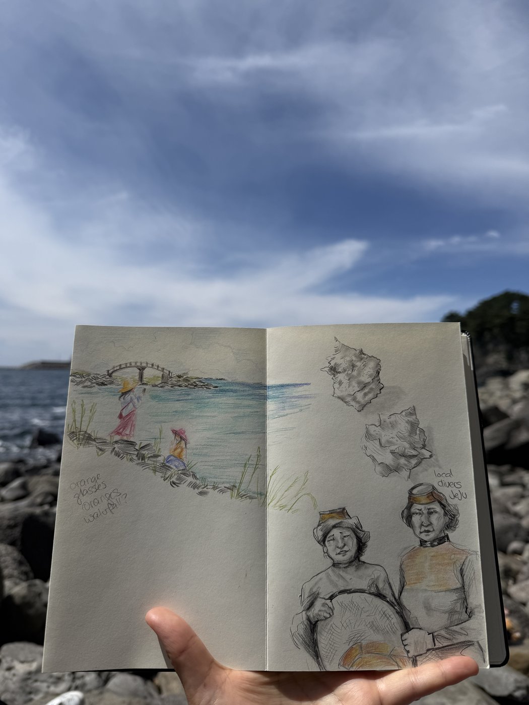 Cuaderno de dibujos de haenyeo frente al mar de Jeju