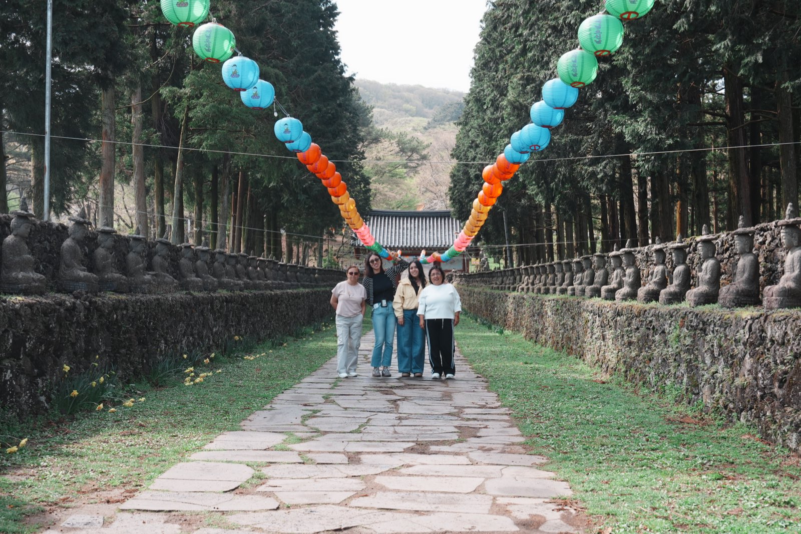 Sendero de un templo coreano con farolillos de colores