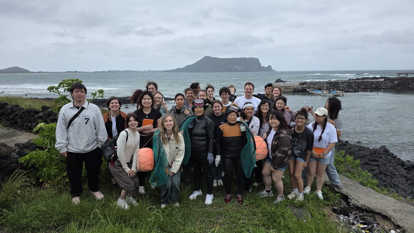 Grupo guiado por Soraya en la costa de Jeju