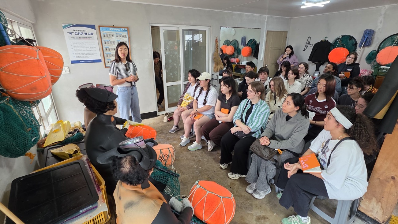 Soraya traduciendo en la sede del pueblo de haenyeo